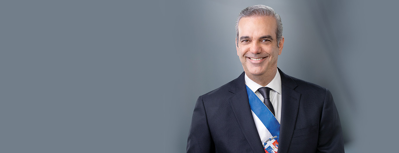 Luis Abinader con la banda presidencial